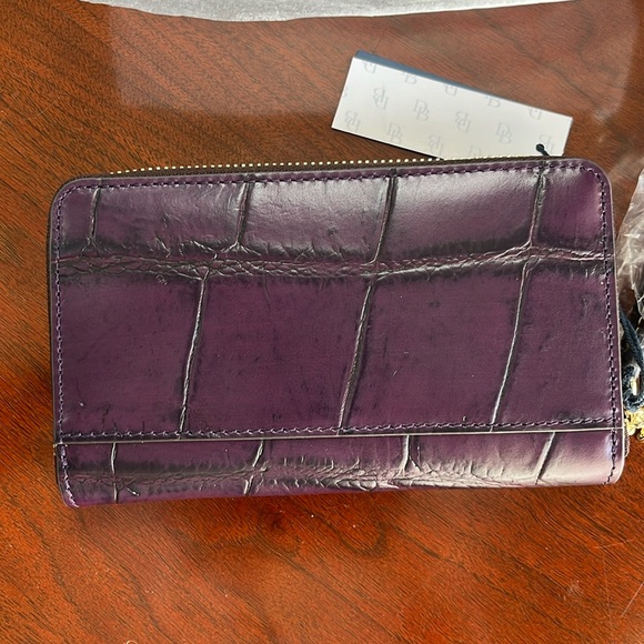 Dooney & Bourke Plum Wine Tmoro Denison ZA Phone Wristlet Croc NWT in box - Picture 3 of 6